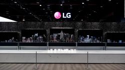 CNNE 603524 - el secreto para que el televisor de lg se enrolle