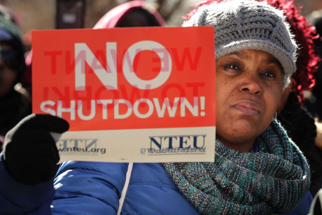 Cientos de trabajadores y contratistas federales se unen contra el cierre parcial del Gobierno en Washington.