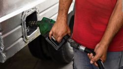 CNNE 604082 - estrenan en los emiratos arabes unidos servicio de "delivery" de gasolina