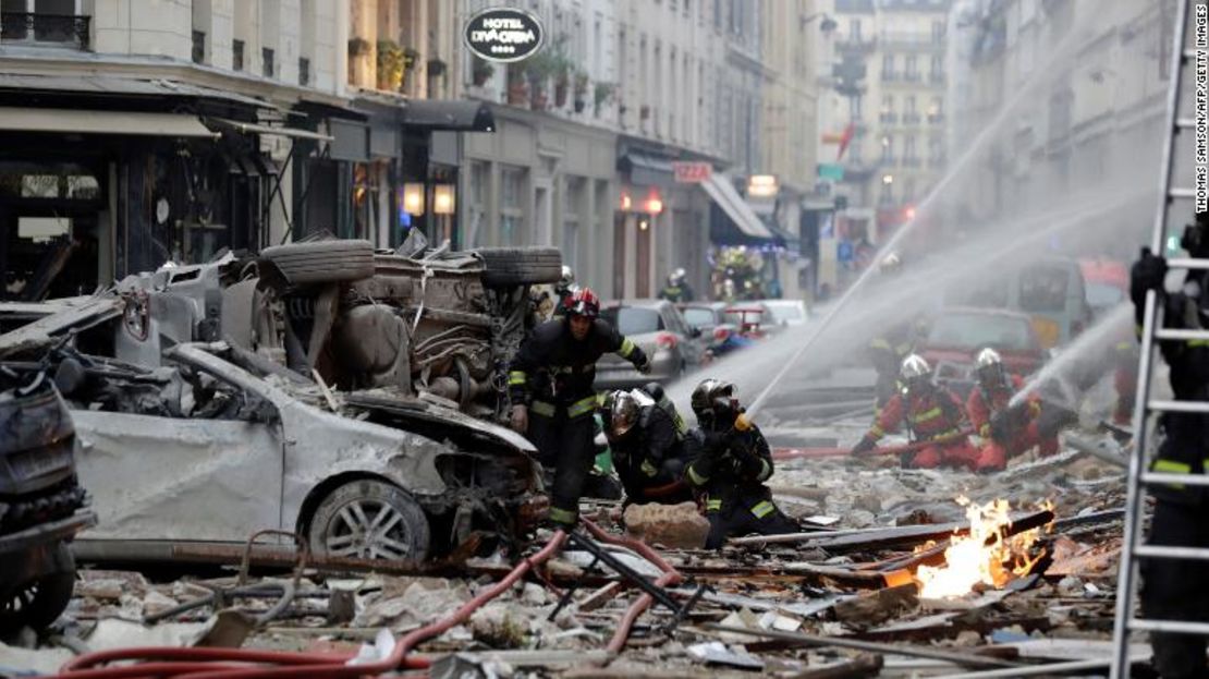 Bomberos intervienen después de la explosión de una panadería en la esquina de las calles Saint-Cecile y Rue de Trevise en el centro de París.