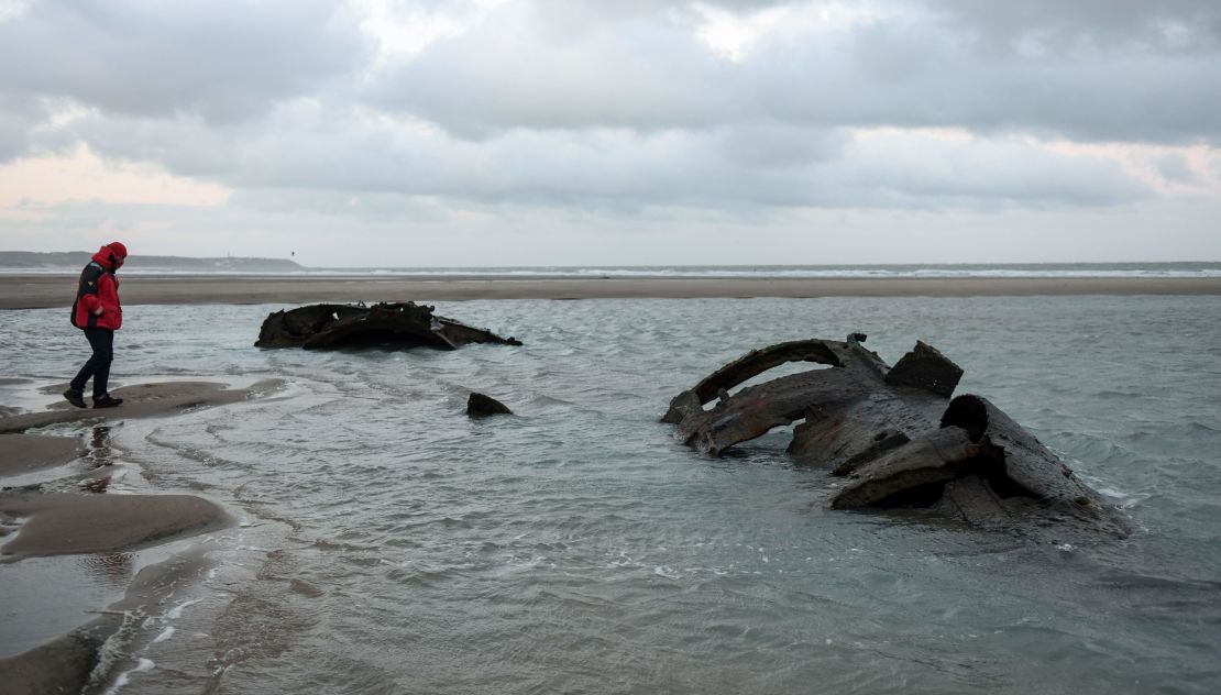 Un hombre observa los restos de un submarino alemán que encalló frente a las costas de la ciudad de Wissant, en julio de 1917, y recientemente reapareció debido a los movimientos de arena en esta playa cerca de Calais, al norte de Francia.