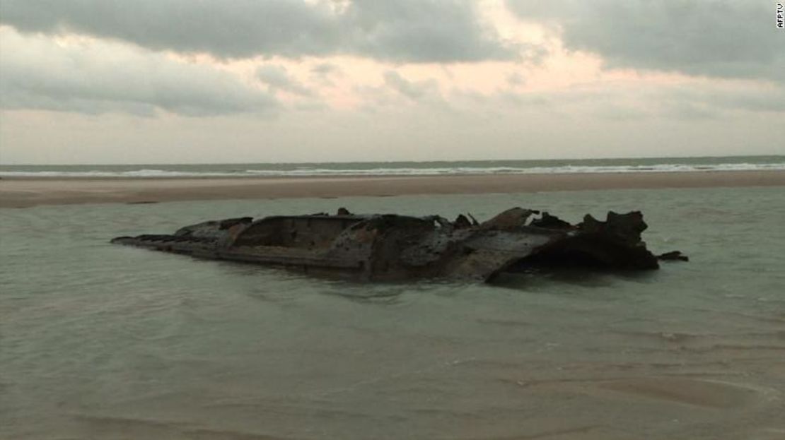 El marco de metal del submarino alemán UC 61 es visible durante la marea baja en Wissant, Francia.