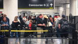 CNNE 604387 - cierres parciales en el aeropuerto de miami- ¿como afecta a los pasajeros?