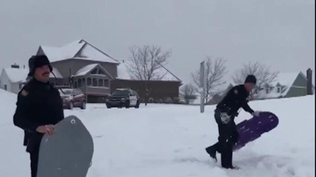 CNNE 604451 - la policia tambien se divierte en la nieve