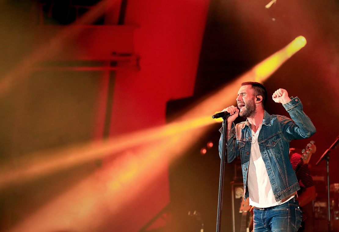 El cantante Adam Levine de Maroon 5 se presenta en el Hollywood Bowl el 24 de octubre de 2015 en Hollywood, California. Crédito: Christopher Polk / Getty Images para CBS Radio Inc.