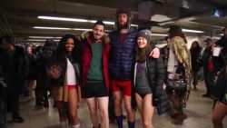 CNNE 604677 - pasajeros alrededor del mundo celebran "no pants subway ride"