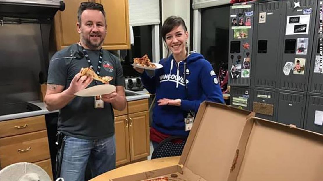 David Heady y Julie Lytle, controladores de tráfico aéreo en Portland, Maine, recibieron una pizza de los controladores de tráfico aéreo canadienses.