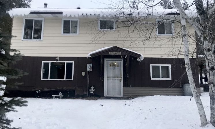 Esta es la casa en Gordon, Wisconsin, en la que Jake Patterson mantuvo cautiva a Jayme Closs, dijeron autoridades. El letrero sobre la puerta dice "Refugio de los Patterson".