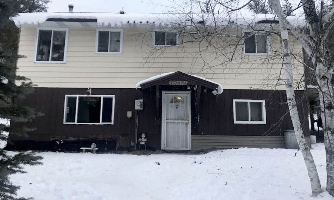 Esta es la casa en Gordon, Wisconsin, en la que Jake Patterson mantuvo cautiva a Jayme Closs, dijeron autoridades. El letrero sobre la puerta dice "Refugio de los Patterson".