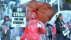 CNNE 605155 - ¿por que 32-000 docentes hacen huelga en los angeles?