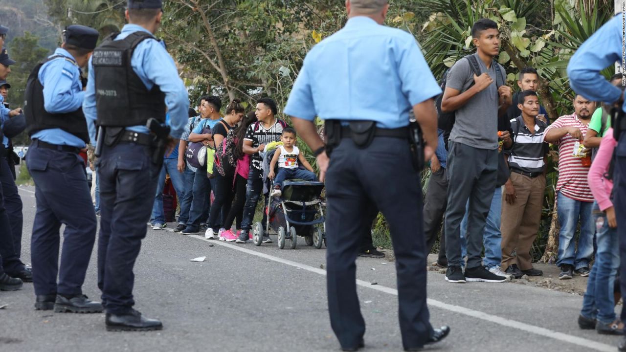 CNNE 605417 - bombas lacrimogenas para contener caravana de migrantes en guatemala