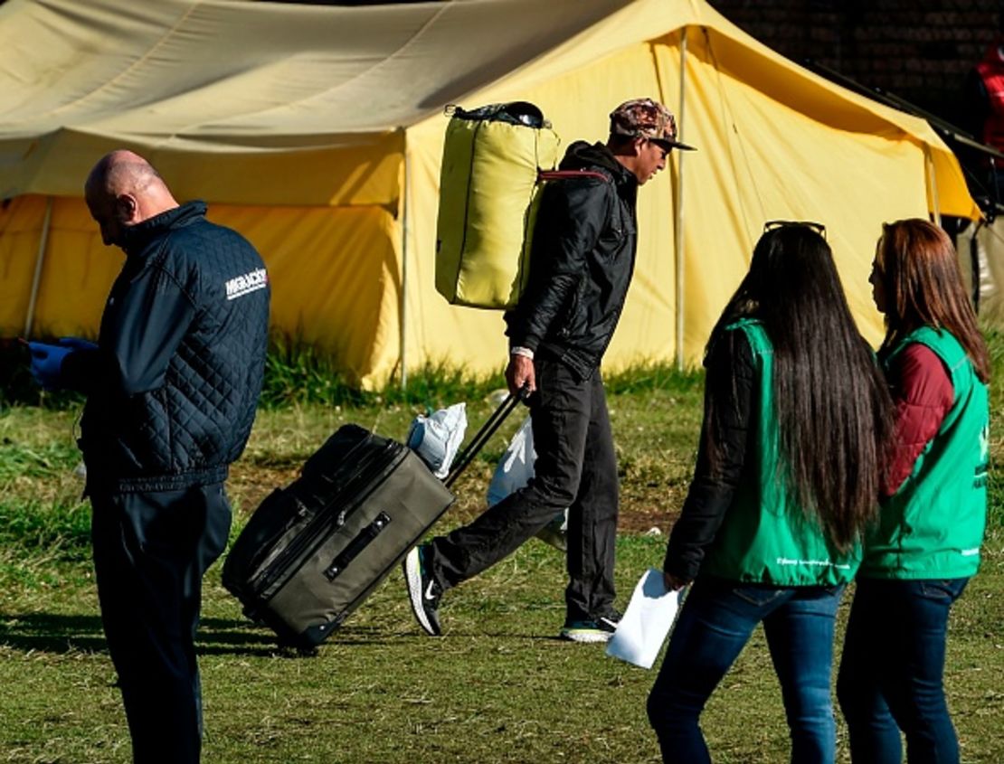 Un inmigrante venezolano se lleva sus pertenencias del campamento humanitario El Camino, donde cientos de sus compatriotas estaban albergados desde noviembre de 2018.