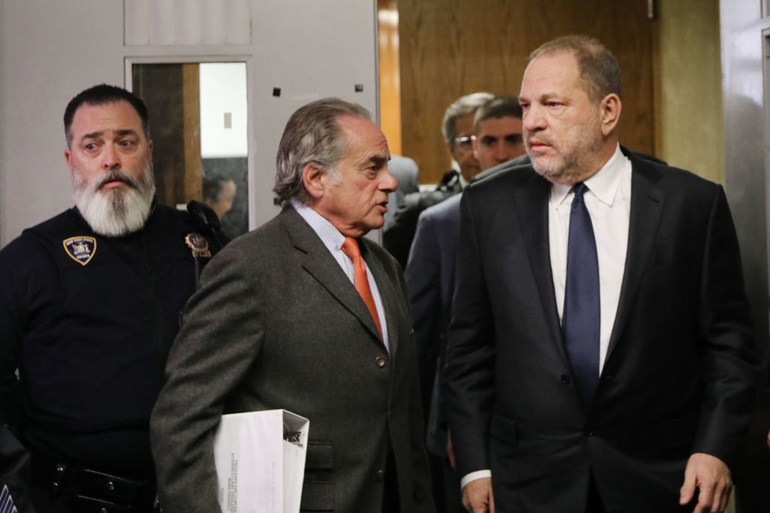 Benjamin Brafman (izquierda) camina fuera de la Corte de Nueva York junto a Harvey Weinstein (derecha) el 20 de diciembre de 2018, tras una audiencia preliminar en su caso penal.