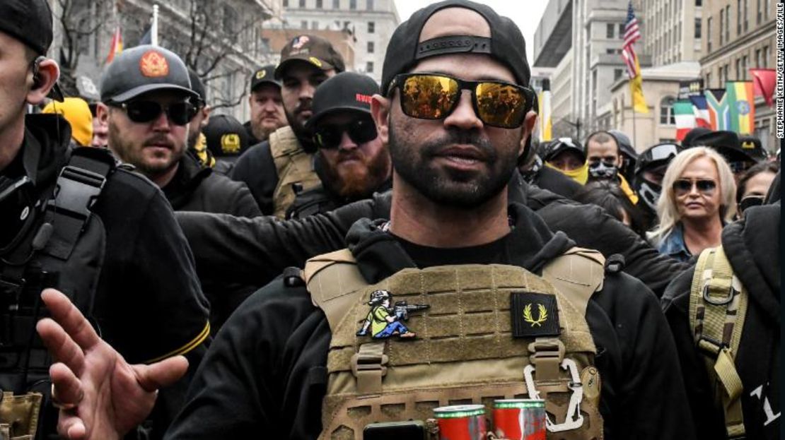 Enrique Tarrio, líder de los Proud Boys, durante una protesta de "Paren el robo" en diciembre de 2020 en Washington.