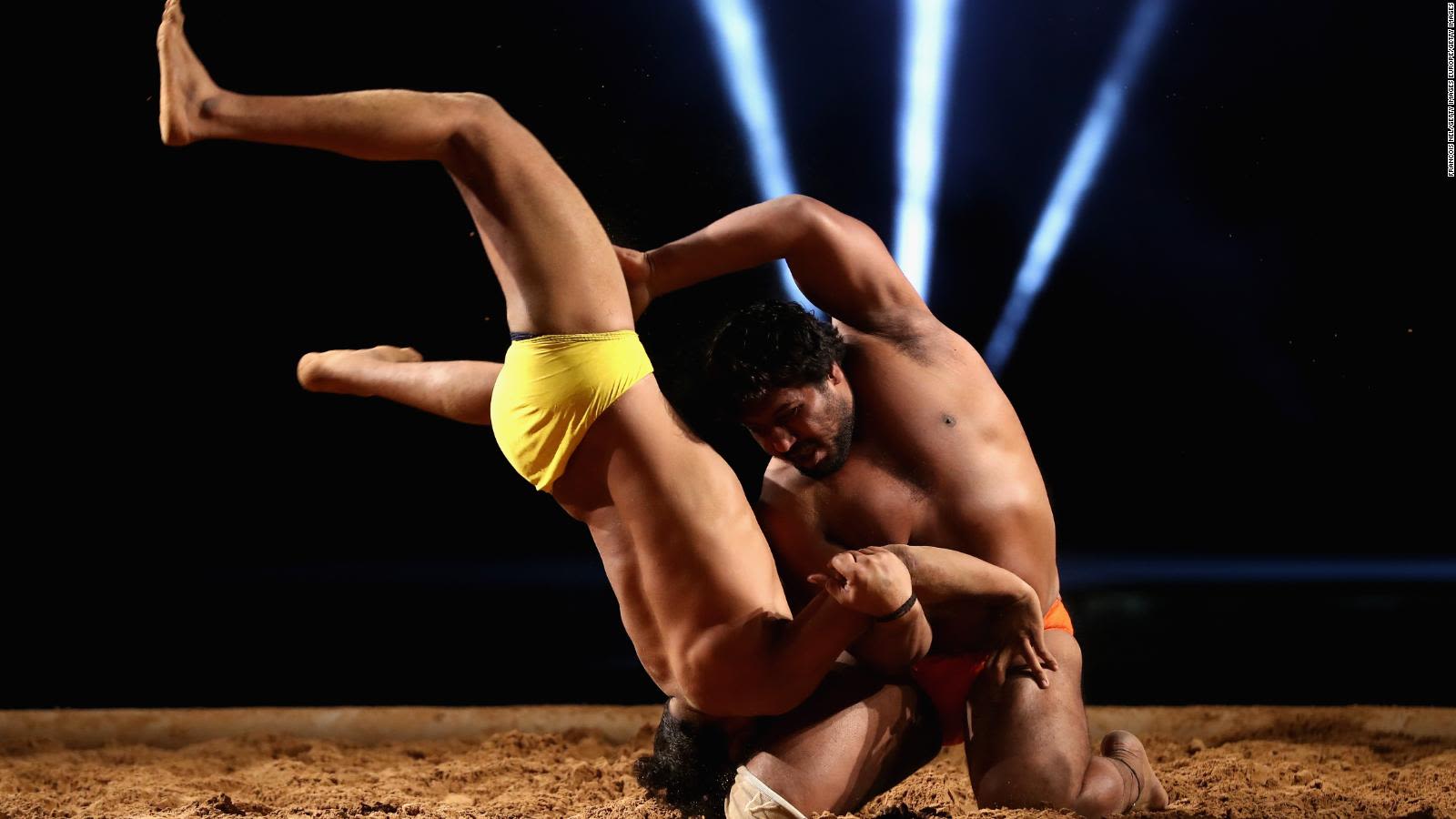 Kushti: la tradicional lucha sobre barro en la que participan mujeres y  hombres