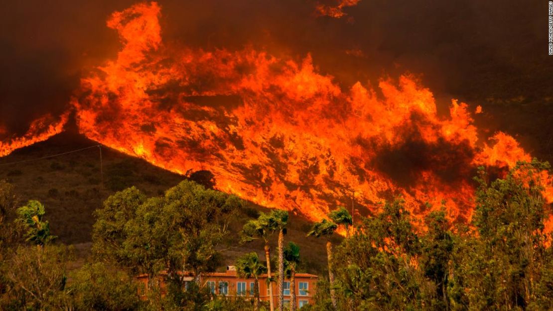 El incendio Woolsey en Malibú, California, provocó la evacuación de cerca de 75.000 hogares en los condados de Los Ángeles y Ventura en noviembre de 2018. Y este fue solo uno de los varios incendios que atacaron la región.