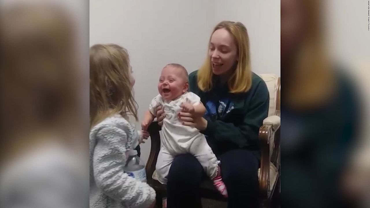 CNNE 605659 - #estonoesnoticia- increible reaccion de una bebe que escucha por primera vez