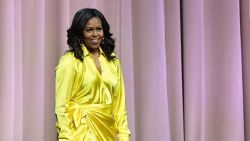 CNNE 605743 - el exito de michelle obama con su libro "becoming"