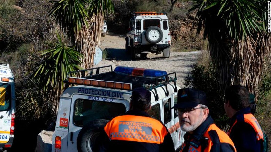 Los equipos de rescate están corriendo contra el tiempo para salvar al niño.