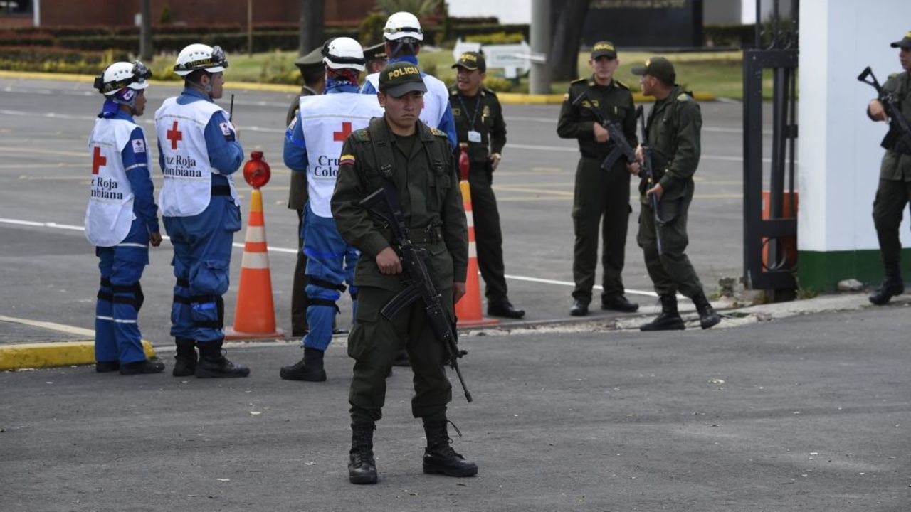 Security forces work at the site of an apparent car bomb attack on a police cadet training school in Bogota, that left at least four people dead and 10 injured on January 17, 2019. - "It seems there was a car bomb inside the General Santander School," said the city's mayor, Enrique Penalosa. (Photo by JUAN BARRETO / AFP)