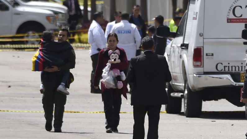 Las personas afectadas por la explosión en la escuela de entrenamiento de cadetes de la policía en Bogotá evacuan el área donde un aparente ataque coche bomba dejó varios muertos y heridos el 17 de enero de 2019. Crédito: JUAN BARRETO / AFP / Getty Images)