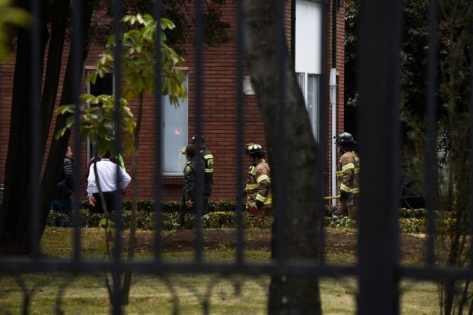 Fuerzas de seguridad y bomberos trabajan en el lugar de la explosión en Bogotá.