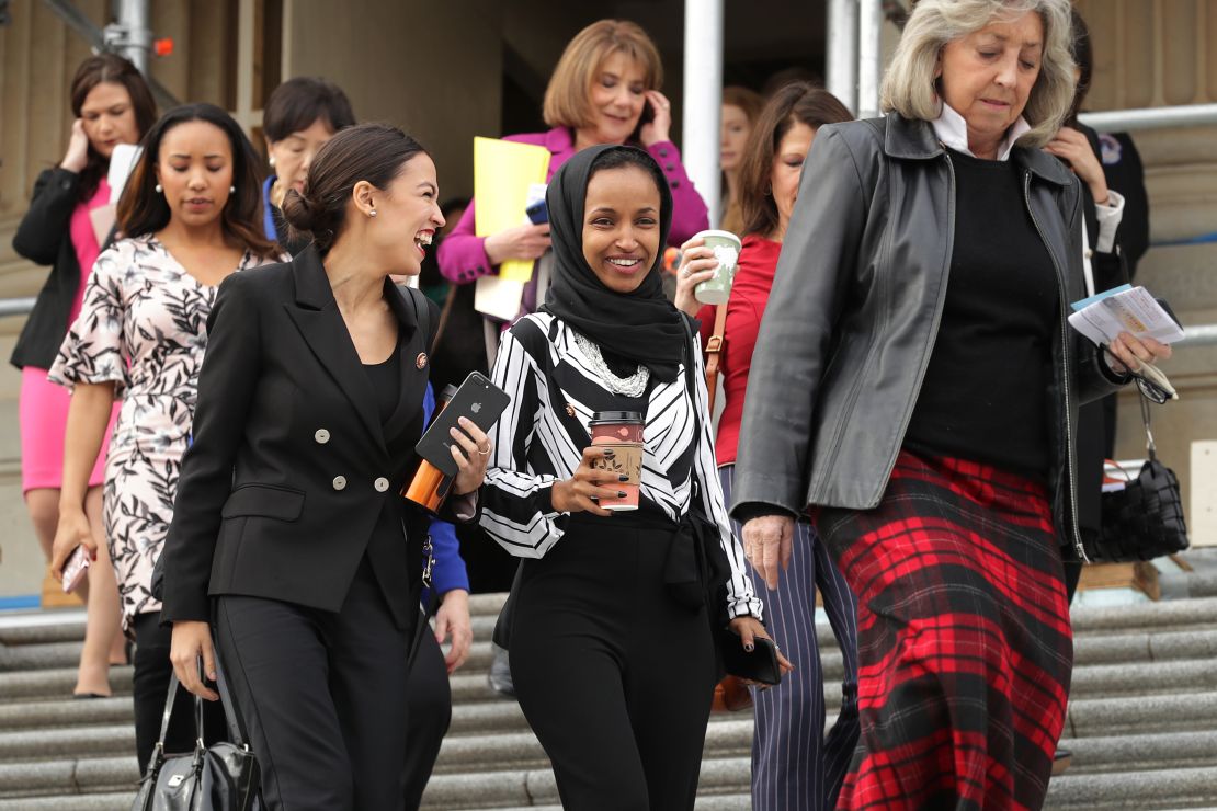 Alexandria Ocasio-Cortez e Ilhan Omar (D-MN), junto a otras representantes en Washington.