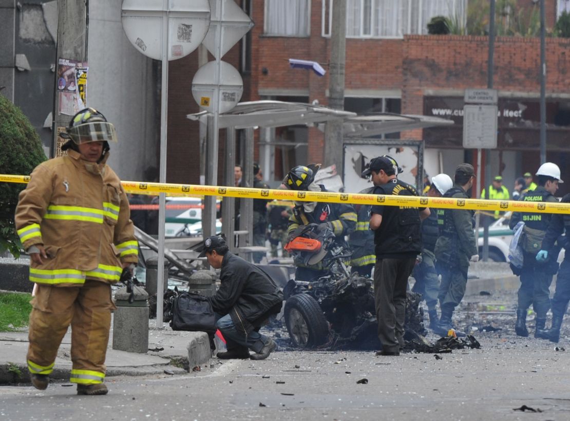 Agentes de Policía inspeccionan el lugar de la explosión en Bogotá el 12 de agosto de 2010 en las instalaciones de Caracol Radio.