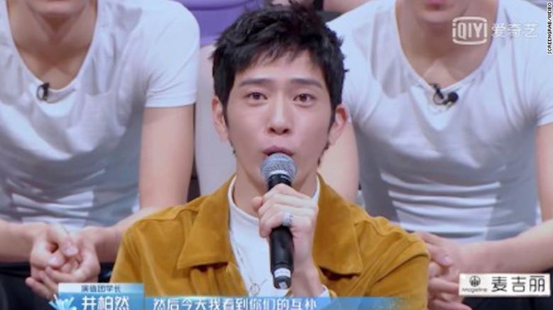 Las orejas del actor chino Jing Boran aparecen difuminadas durante un programa de televisión.