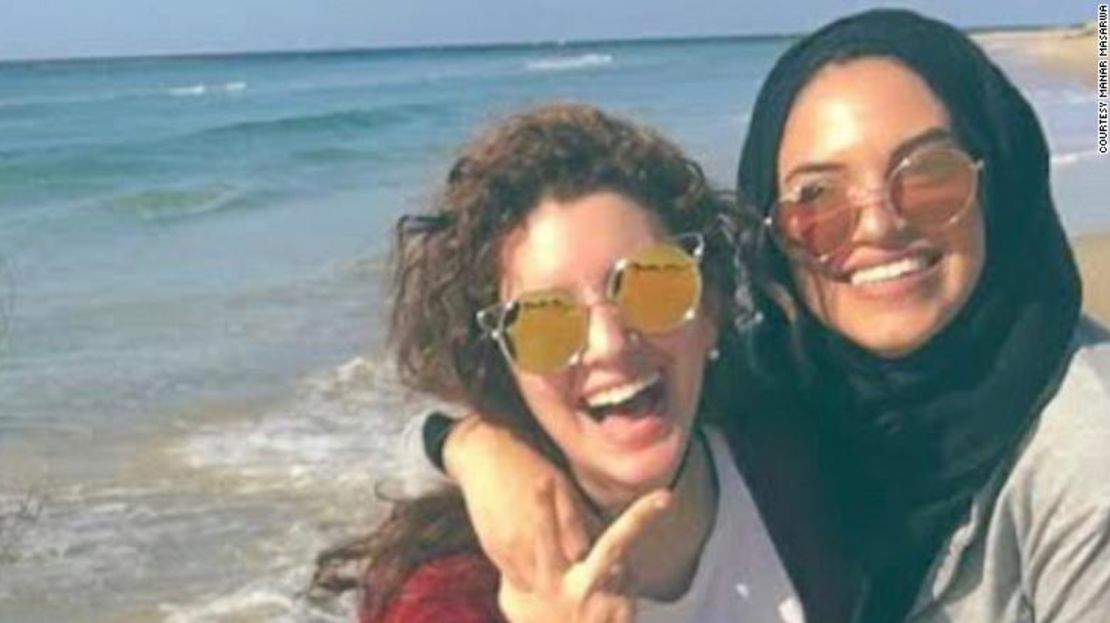 Maasarwe y su prima, Manar Masarwa, en una playa de Israel en enero de 2017.