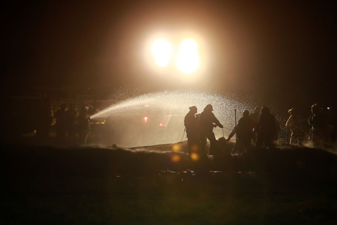 Los bomberos trabajan para controlar el incendio después de la explosión en el oleoducto de PEMEX el 18 de enero de 2019 en Tlahuelilpan, México. Crédito: Héctor Vivas / Getty Images.