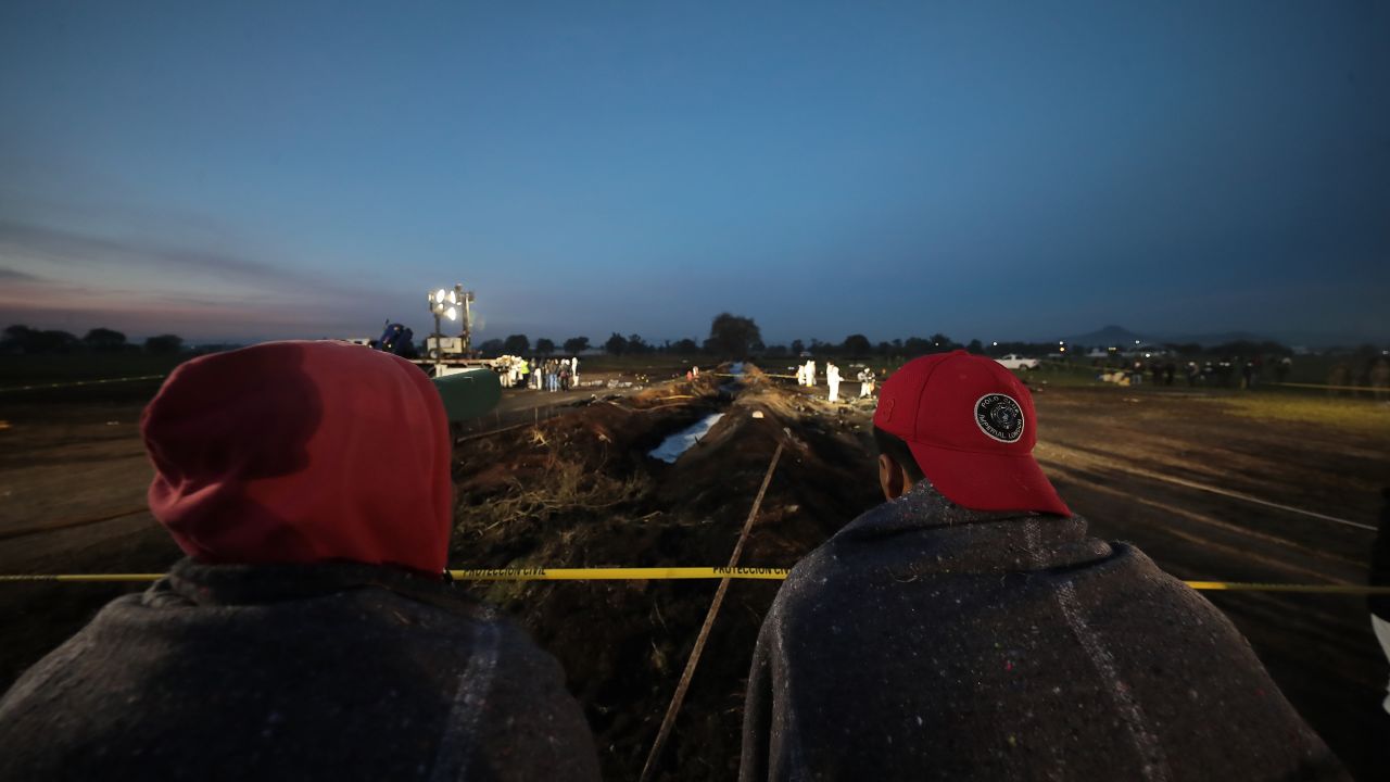 CNNE 606905 - an explosion in a pemex pipeline causes at least 20 dead