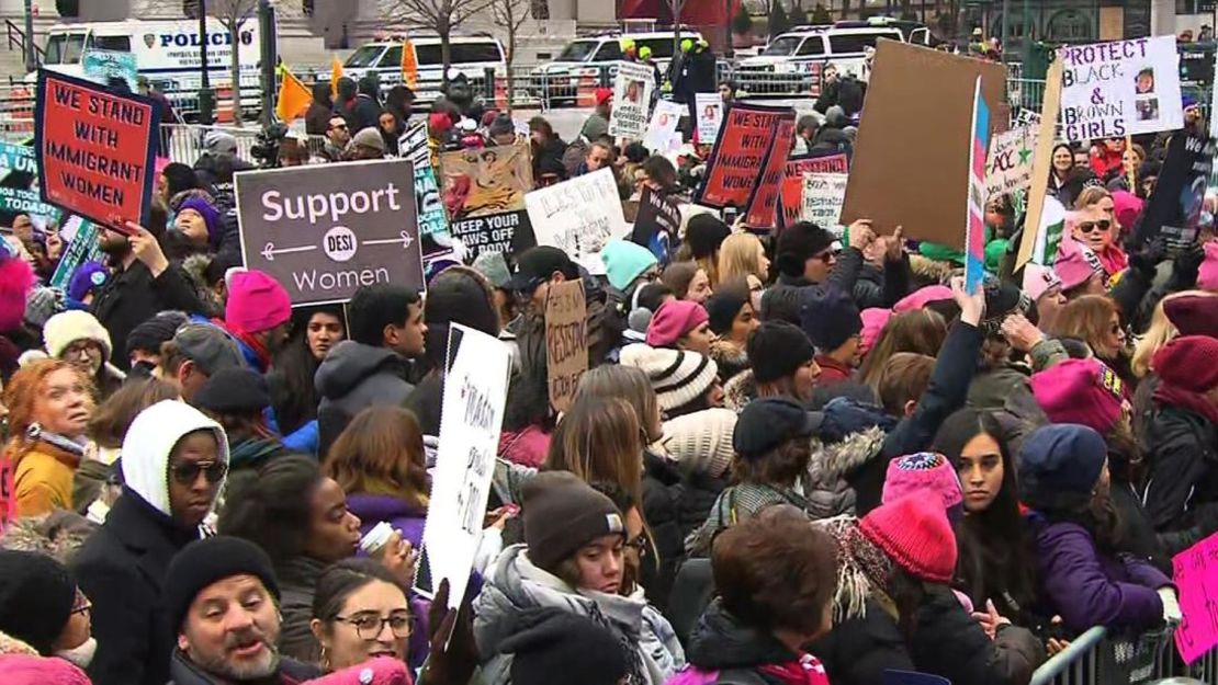 Manifestantes se reúnen este sábado en la Plaza Foley de Nueva York para una "Marcha de Unidad de Mujeres".