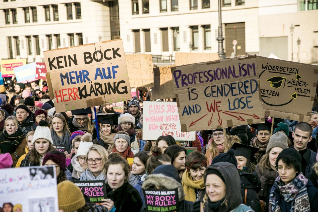 La gente asiste a la manifestación por los derechos de más mujeres en Berlín, Alemania. El evento coincide con Marchas de Mujeres que se llevan a cabo en todo Estados Unidos.