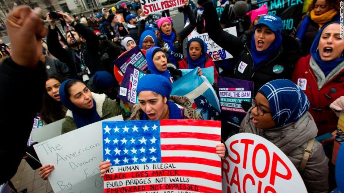 Un grupo sostiene carteles el sábado en Washington.