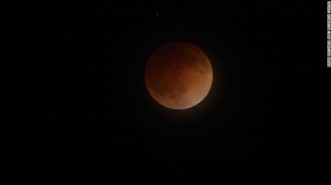 Así se vio la luna de sangre total del eclipse lunar, en abril de 2014.