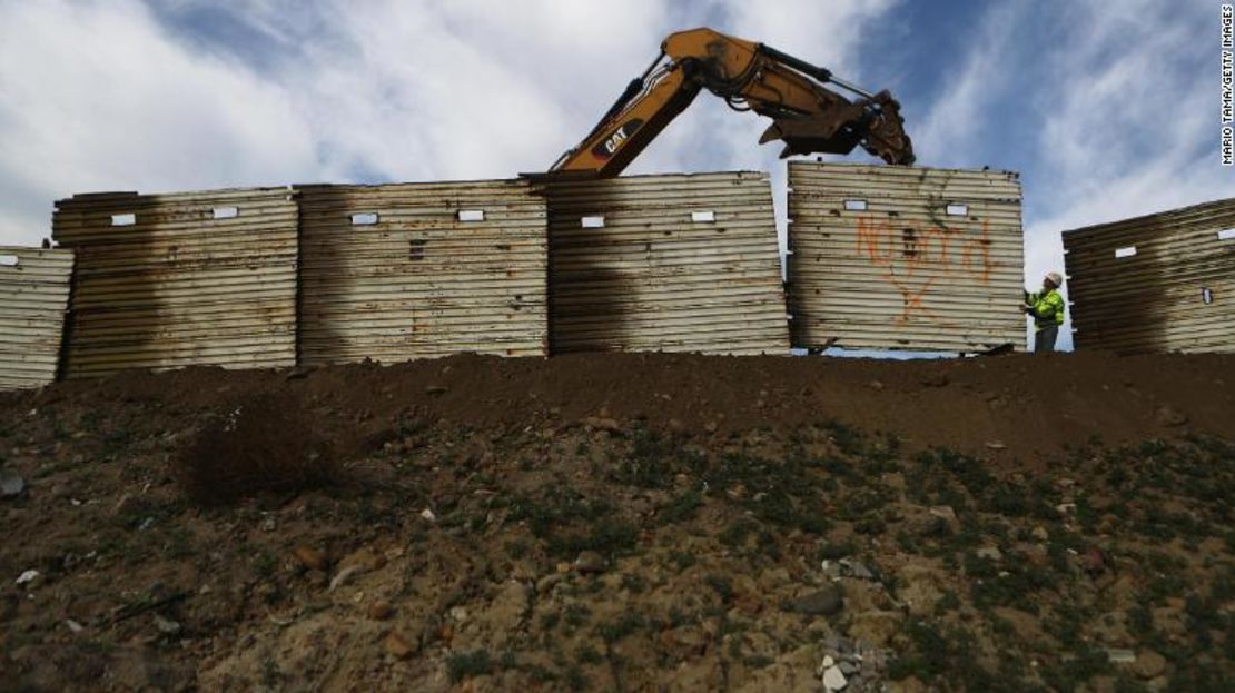 Un equipo de construcción trabaja para reemplazar una sección antigua de la valla fronteriza entre México y Estados Unidos el 11 de enero de 2019. Así se ve desde Tijuana, México.