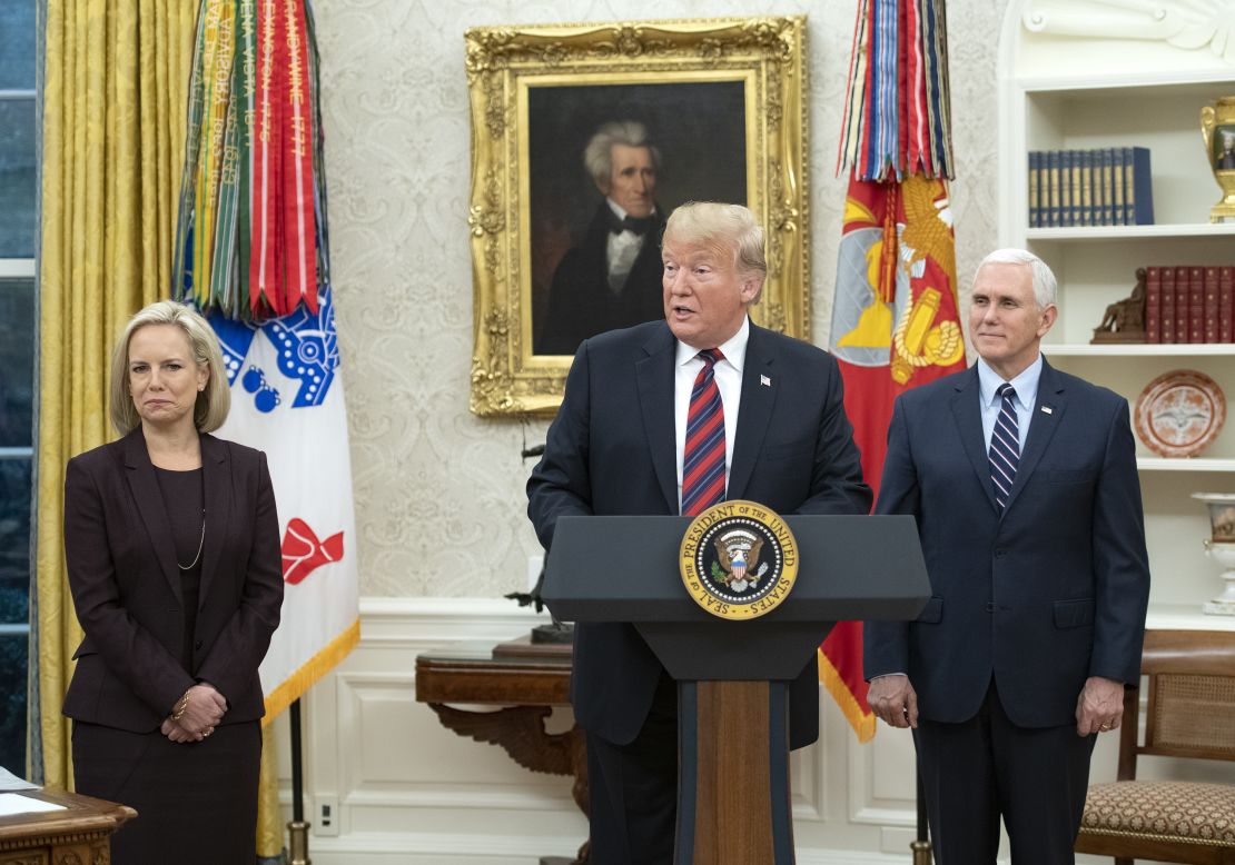 El presidente de EE. UU., Donald Trump, al centro, hace comentarios mientras organiza una ceremonia de naturalización en la Oficina Oval de la Casa Blanca en Washington.