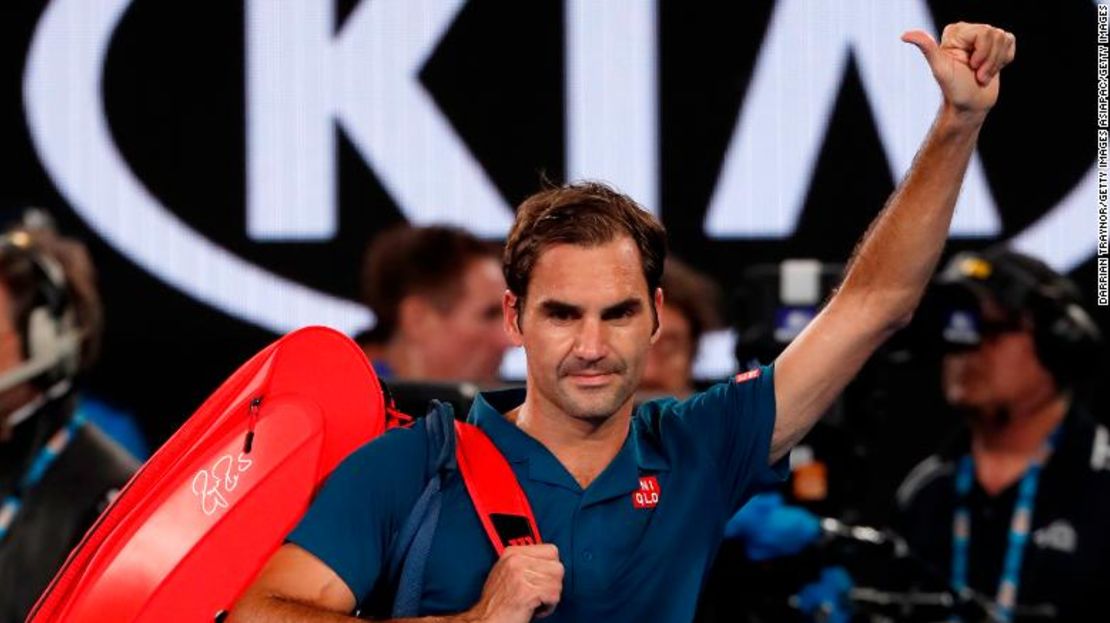 Roger Federer saluda a la multitud después de dejar el Rod Laver Arena.