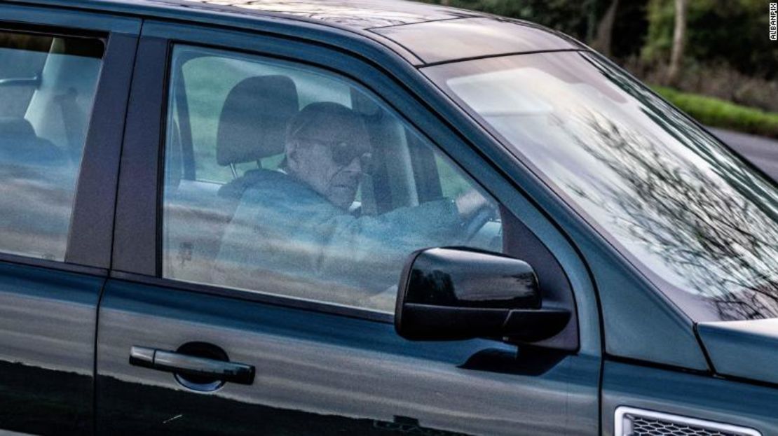 En la foto se ve al príncipe Felipe sin cinturón de seguridad.