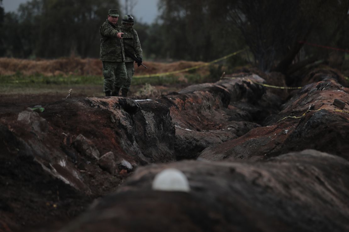 Miembros del Ejército vigilan el área de la explosión del ducto en Tlahuelilpan, estado de Hidalgo, México. En un comunicado, PEMEX anunció que la explosión fue causada por la manipulación ilegal de la tubería.