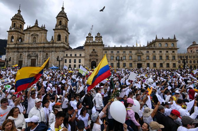 La Plaza Bolívar fue uno de los puntos neurálgicos de la marcha en la que participó la ciudadanía, incluidas autoridades del país.