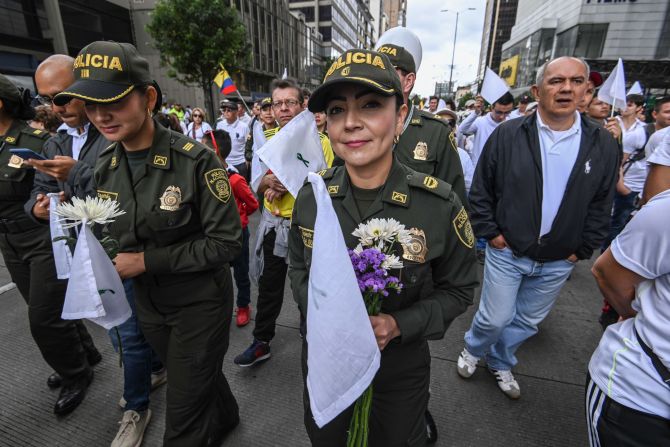 Policías también participaron en la multitudinaria marcha en rechazo al terrorismo y tras el atentado contra una escuela de Policías en Bogotá, Colombia.