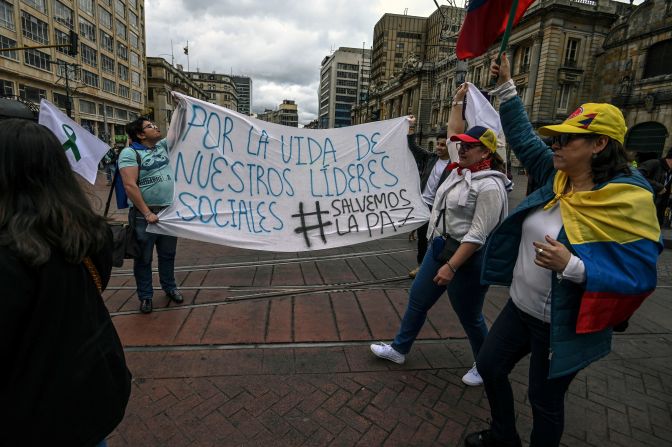 Manifestantes sostienen una pancarta que dice "Por la vida de nuestros líderes sociales, salvemos la paz", durante una multitudinaria marcha celebrada este domingo en Bogotá y otras ciudades y pueblos de Colombia.