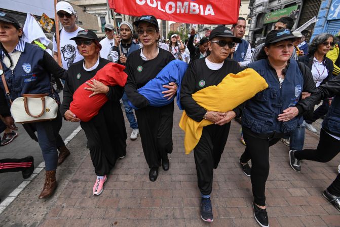 "Hoy Colombia alzó su voz para rechazar la violencia y expresarle su apoyo a una de las instituciones más queridas, la @PoliciaColombia. A los héroes que perdieron la vida formándose para servirle al país, los llevaremos siempre en el corazón ¡Gracias Colombia!", tuiteó la Presidencia de Colombia en su cuenta oficial.