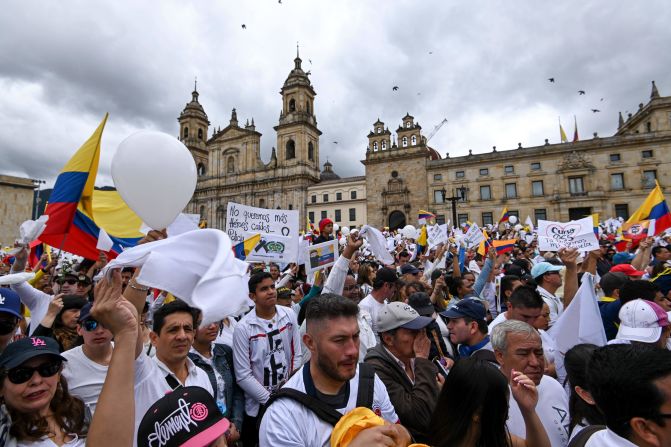 Este viernes, el Gobierno de Colombia culpó al Ejército de Liberación Nacional (ELN) por el atentado contra una academia de Policía, en Bogotá, ocurrido este jueves.