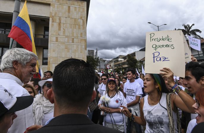 Una mujer grita ante el alcalde de Bogotá, Enrique Penaloza, durante una manifestación en la plaza Bolívar de la capital colombiana. La marcha era en rechazo y repudio al atentado con cohe bomba contra la academia de Policía, ocurrido esta semana.