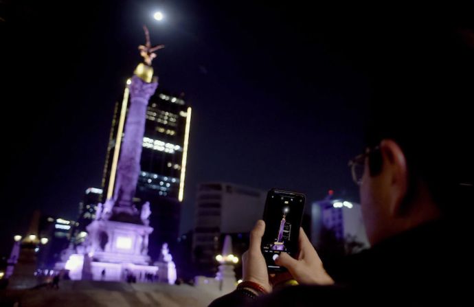 Un hombre toma imágenes de la luna a la espera del eclipse en la Ciudad de México. La mayor parte del mundo pudo vislumbrar este raro evento, pero especialmente en América del Norte y del Sur, Europa y África.