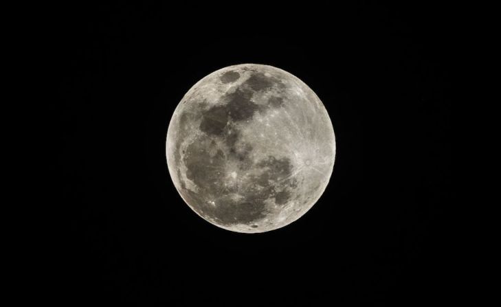 El comienzo del eclipse visto desde Miami, Florida. ¿Dónde entra la parte de “lobo”? Cada luna tiene su propio nombre asociado con la luna llena.