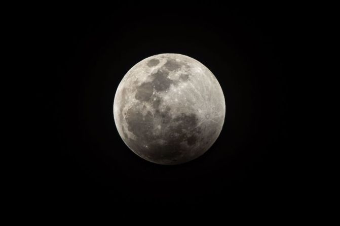 En enero, se la conoce como la “luna lobo”, inspirada por lobos hambrientos que aullaban fuera de las aldeas hace mucho tiempo, según el Almanaque del Viejo Granjero.